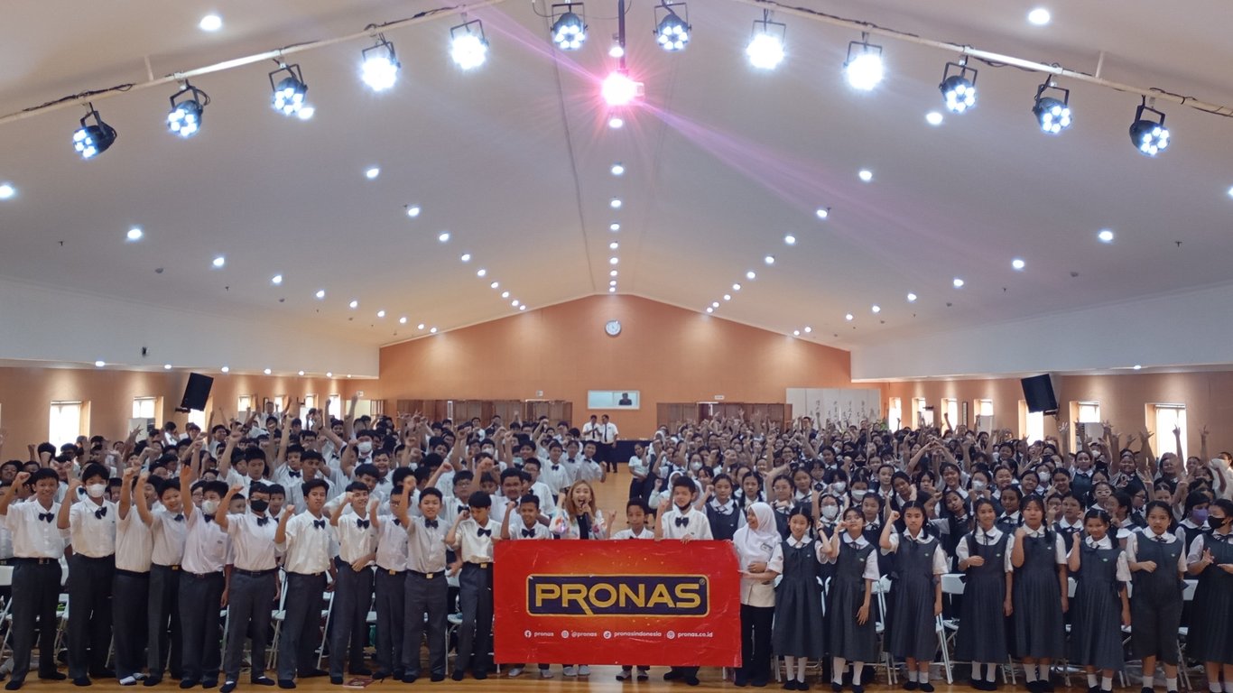 Foto kebersamaan Coach Priska Sahanaya bersama murid SMP Cinta Kasih Tzu Chi. Sumber gambar: Dok. Pribadi.