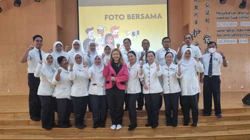 Foto bersama Coach Priska Sahanaya bersama guru-guru SD Cinta Kasih Tzu Chi. Sumber gambar: Dok. Pribadi.