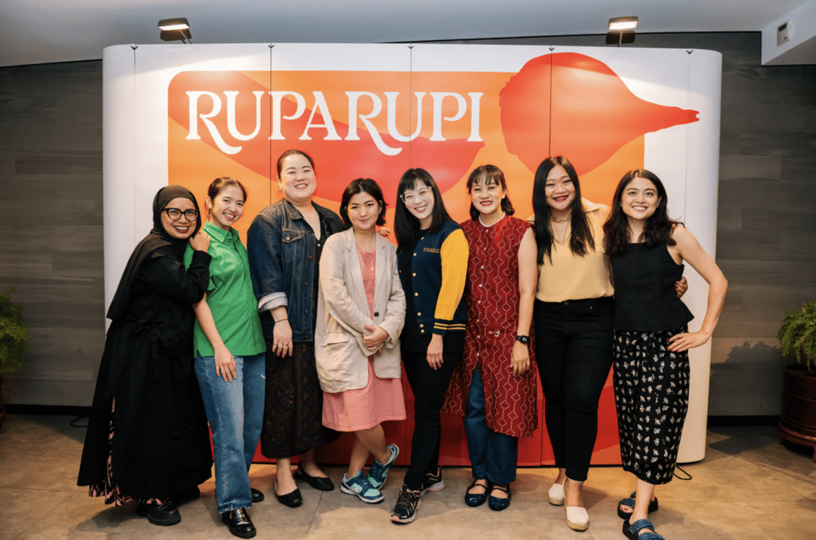 CEO Opaper App, Joanathan McIntosh paling kanan ketika menghadiri event rilis podcast rupa rupi. Foto: akun Instagram @listenruparupi.