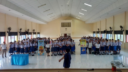 Potret kebersamaan dan kemeriahan pelatihan public speaking di SMP Vianney. Sumber : dokumentasi pribadi. 