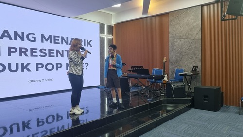 Potret coach Priska Sahanaya sedang mengajari salah satu siswa SMP Saint John mengenai materi teknik presentasi. Sumber : dokumentasi pribadi. 