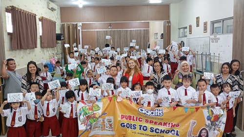 Foto kebersamaan Coach Priska Sahanaya dan siswa-siswi serta guru-guru SD Kasih Immanuel Taman Surya. Sumber gambar: Dok. Pribadi.