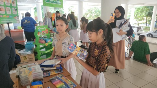 Potret murid SD Tarakanita 2 di booth Ohana Mie dan Agatis. Sumber : dokumentasi pribadi. 