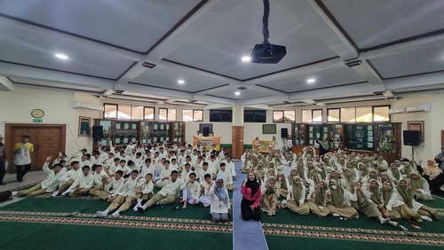 Potret Coach Priska Sahanaya bersama para siswa SMA AL AZHAR (sumber: dokumentasi pribadi)