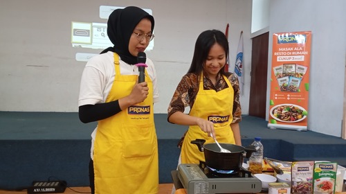 Potret sesi memasak menggunakan produk-produk Pronas. Sumber : dokumentasi pribadi. 