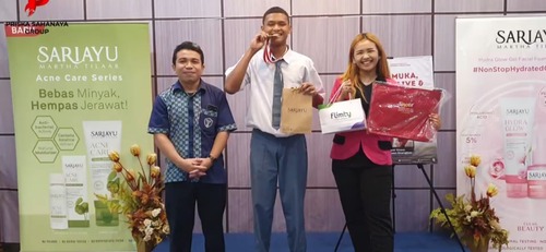 Foto Coach Priska Sahanaya bersama Guru dan Juga Pemenang Yang Telah Mengumpulkan Poin Terbanyak dari SMA Kanaan. Sumber : Dok Pribadi.