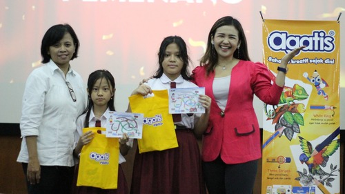 Foto bersama Priska Sahanaya, guru dan siswi yang memenangkan lomba mewarnai bersama Agatis. Sumber gambar: Dok. Pribadi.