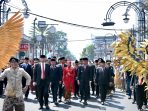 Bey Machmudin bersama Anggota DPRD Baru dan Jajaran DPRD Lama Lakukan Historical Walk dari Hotel Savoy Homann menuju Gedung Merdeka