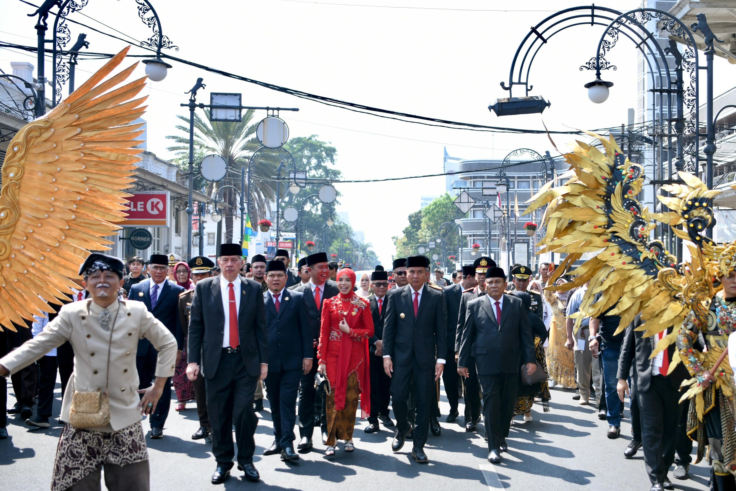 Bey Machmudin bersama Anggota DPRD Baru dan Jajaran DPRD Lama Lakukan Historical Walk dari Hotel Savoy Homann menuju Gedung Merdeka