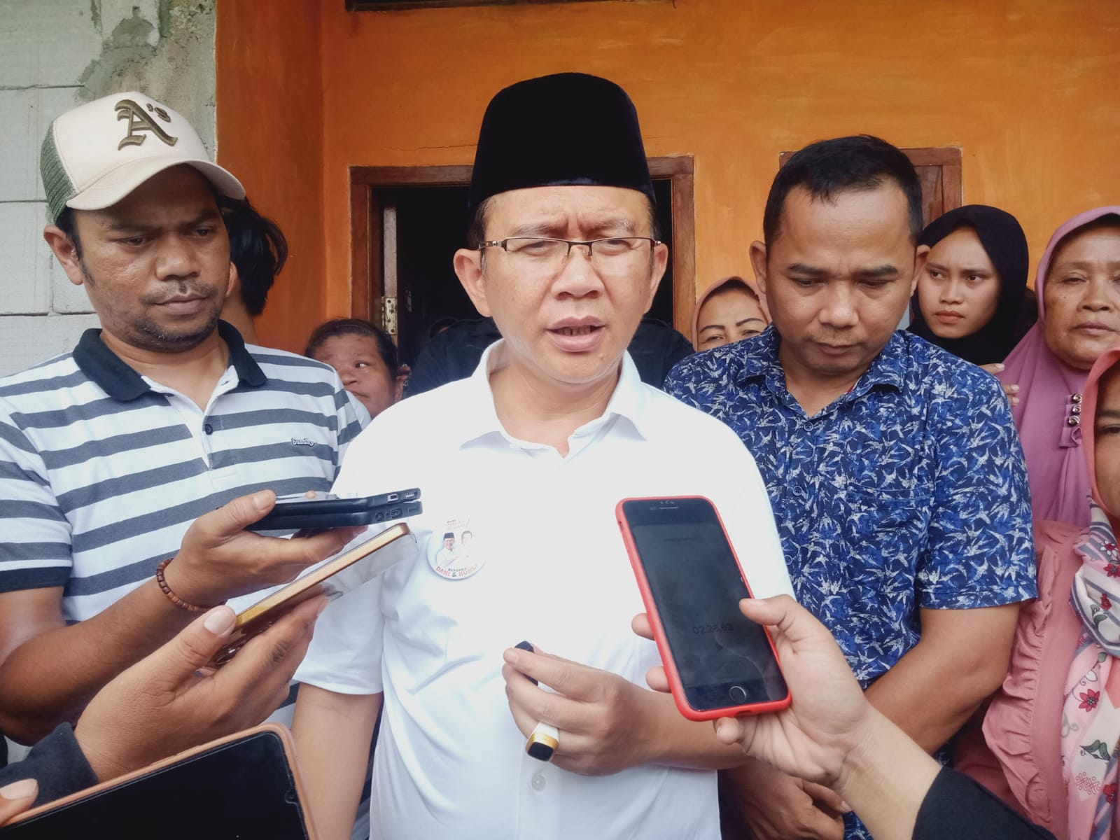 Dani Ramdan Cabup Kabupaten Bekasi Nomor Urut 1 Datangi Warga Yang Mengidap Kanker Serviks 