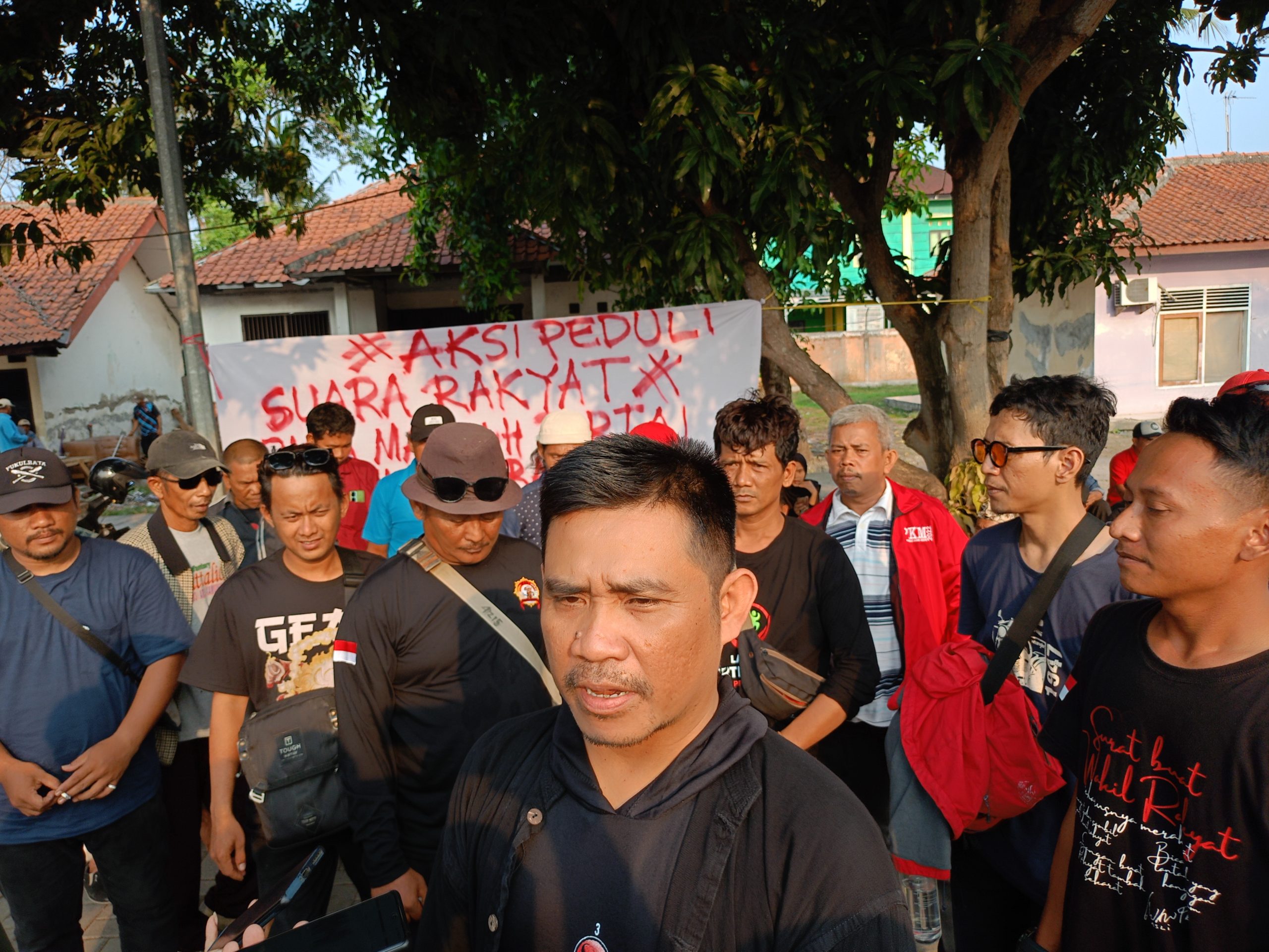 Muhamad Fauzi Bersama Simpatisan di KPU Kabupaten Bekasi 