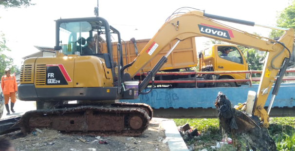 Angkat Sumbatan Sampah di Jembatan Depan Kantor Desa Sukamulya Oleh UPTD Kebersihan,Petani : Terimakasih Kepada Pemkab Dan UPTD Kebersihan 