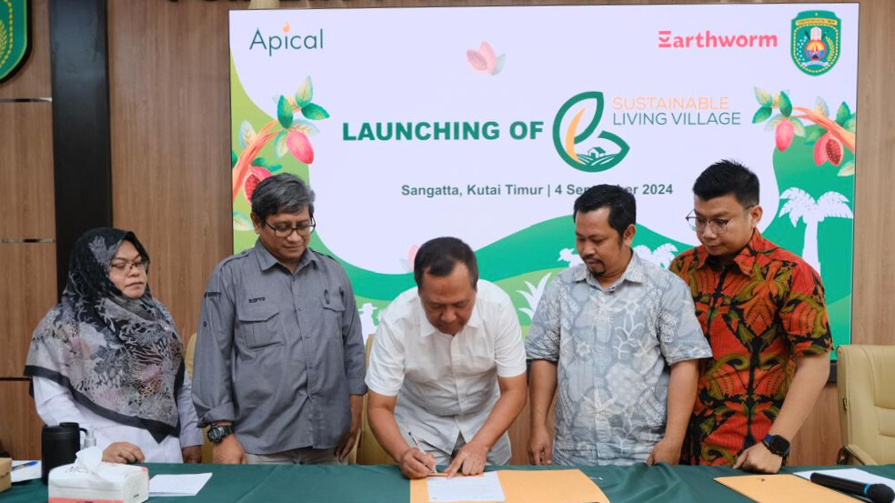 Agus Wiastono, CSR Manager Apical menandatangani berita acara peluncuran program Sustainable Living Village. (04/09/2024)