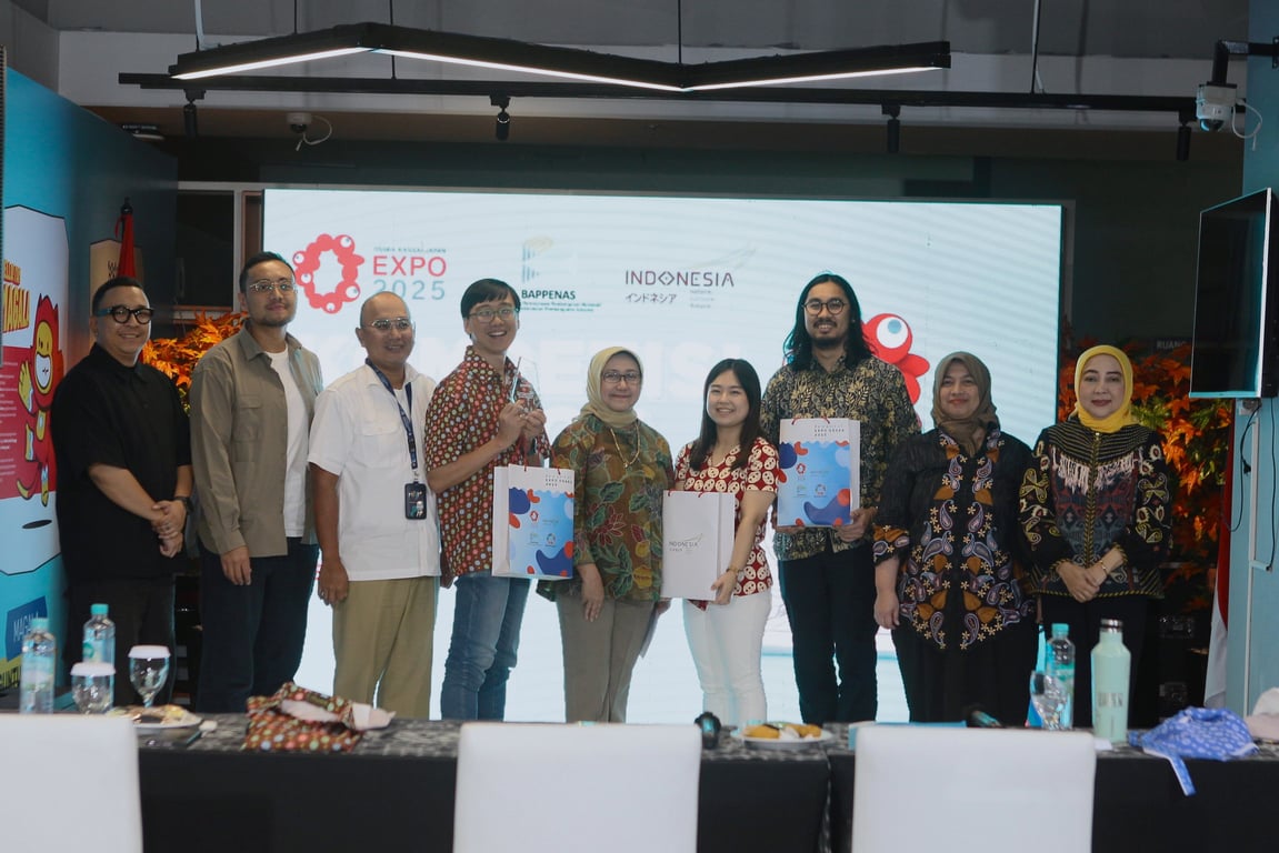 Segenap juri dan panelis yang terlibat pada kompetisi desain maskot Indonesia untuk World Expo 2025 Osaka, seperti (Ki-Ka): Yoga Prathama, Juri dari Design Specialist, Perwakilan Jakarta Illustration & Creative Arts Fair; Sandru Emil, selaku Brand Specialist dari Persatuan Perusahaan Periklanan Indonesia (P3I); Rachman Ferry Isfianto, Kepala Biro Humas dan Fasilitas Dukungan Strategis Kementerian BUMN; Daud Nugraha, Pemilik Desain TUMTUM, yang menjadi Pemenang Kompetisi Desain Maskot Indonesia untuk World Expo 2025 Osaka; Dr. Vivi Yulaswati, M.Sc., Deputi Bidang Kemaritiman dan Sumber Daya Alam di Kementerian PPN/ Bappenas; Hellen Mores, Pemilik Desain PEPE & NYU, Juara kedua Kompetisi Desain Maskot Indonesia untuk World Expo 2025 Osaka; Rezza Rainaldy, Pemilik Desain JAGAT, Juara ketiga Kompetisi Desain Maskot Indonesia untuk World Expo 2025 Osaka; Mardyana Listyowati, Direktur Jenderal Pengembangan Ekspor Nasional, Kementerian Perdagangan; Septriana Tangkary, Direktur Informatika dan Komunikasi Perekonomian dan Maritim Direktorat Jenderal Informasi dan Komunikasi Publik Kementerian Komunikasi dan Informatika.