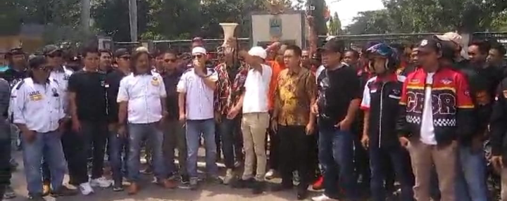 Ini Pernyataan Sikap Dari Gabungan Ormas,LSM Dan Masyarakat Di Halaman Pemkab Bekasi