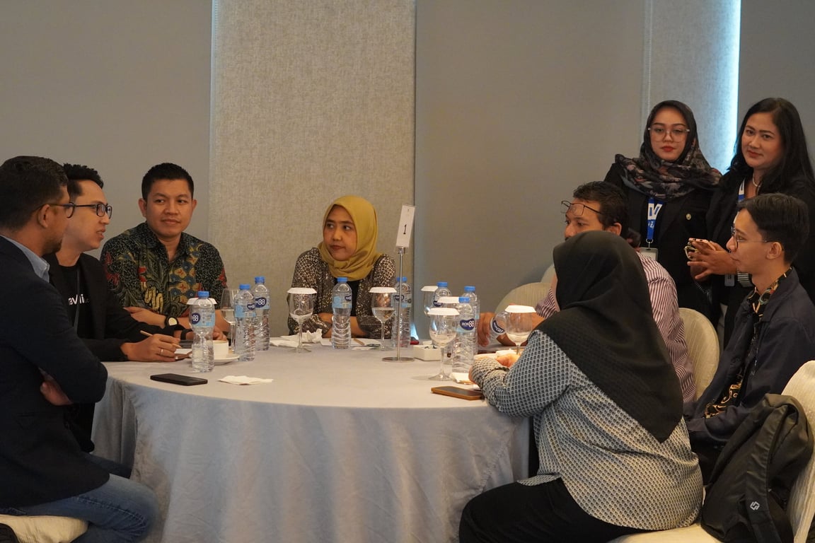 Para peserta workshop sedang melakukan interactive rountable discussion 