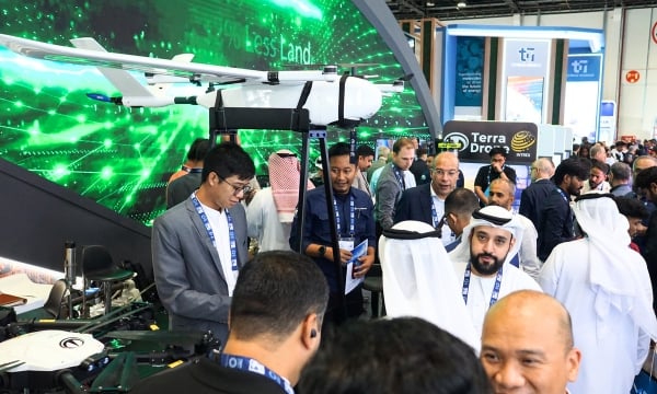 Para pengunjung booth Terra Drone dan NDTCCS di ADIPEC 2024