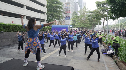 Kegiatan zumba dan aerobic di lokasi booth AUDY Dental