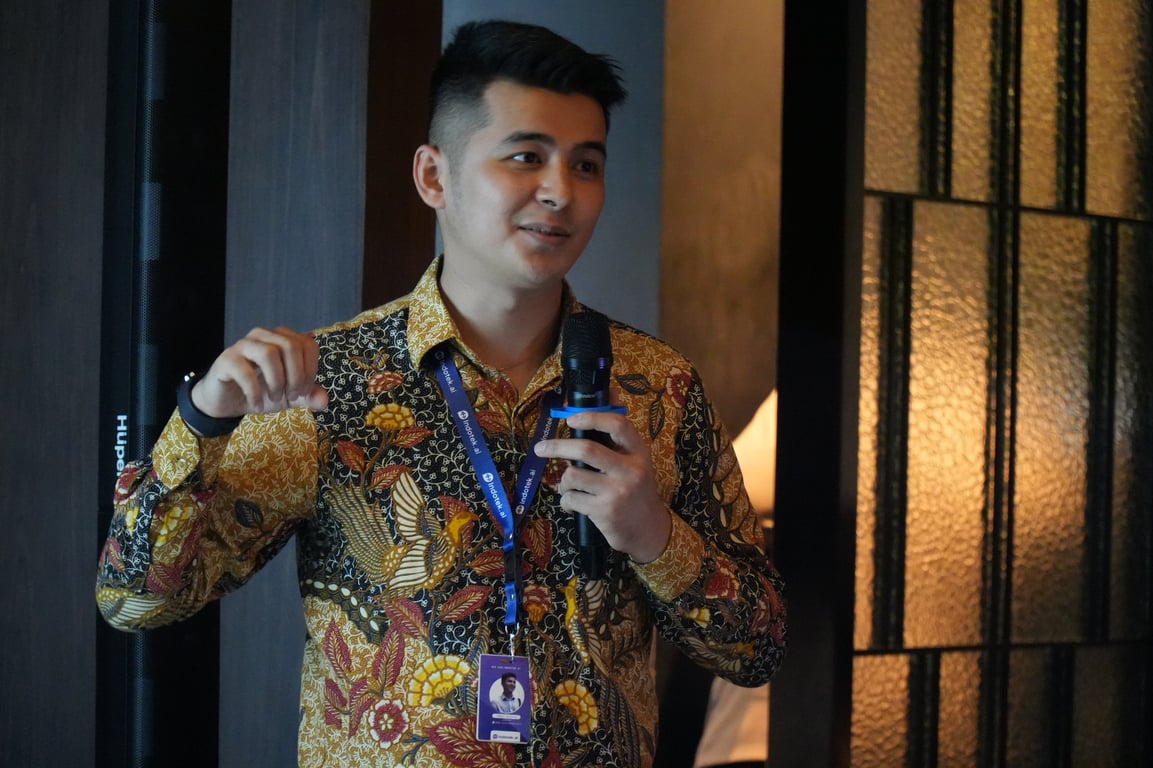 Hendy Wijaya sedang memberikan presentasi produk smart name tag