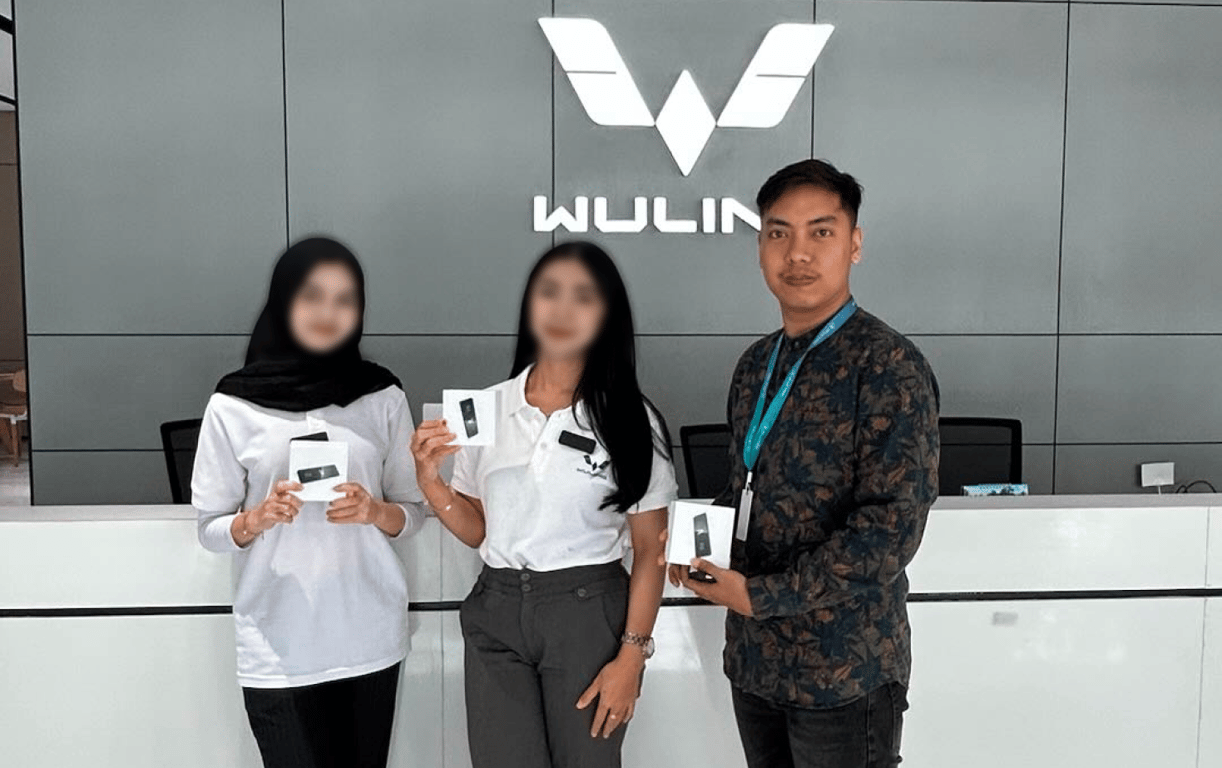 Staff Indotek.ai bersama staff Wuling melaksanakan studi case smart name tag