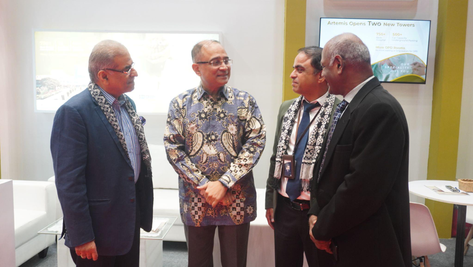 Dari Kiri ke Kanan: Parveen S. Kapoor, Presiden Kantor Perwakilan Artemis Hospitals untuk Indonesia, Timor Leste dan Asia Tenggara; H.E. Sandeep Chakravorty, Duta Besar India untuk Indonesia; Anoop Sharma, Kepala Operasi Internasional Asia Tenggara, Artemis Hospital; Muthumani V., CFO, PT Duta Permata Murni. 