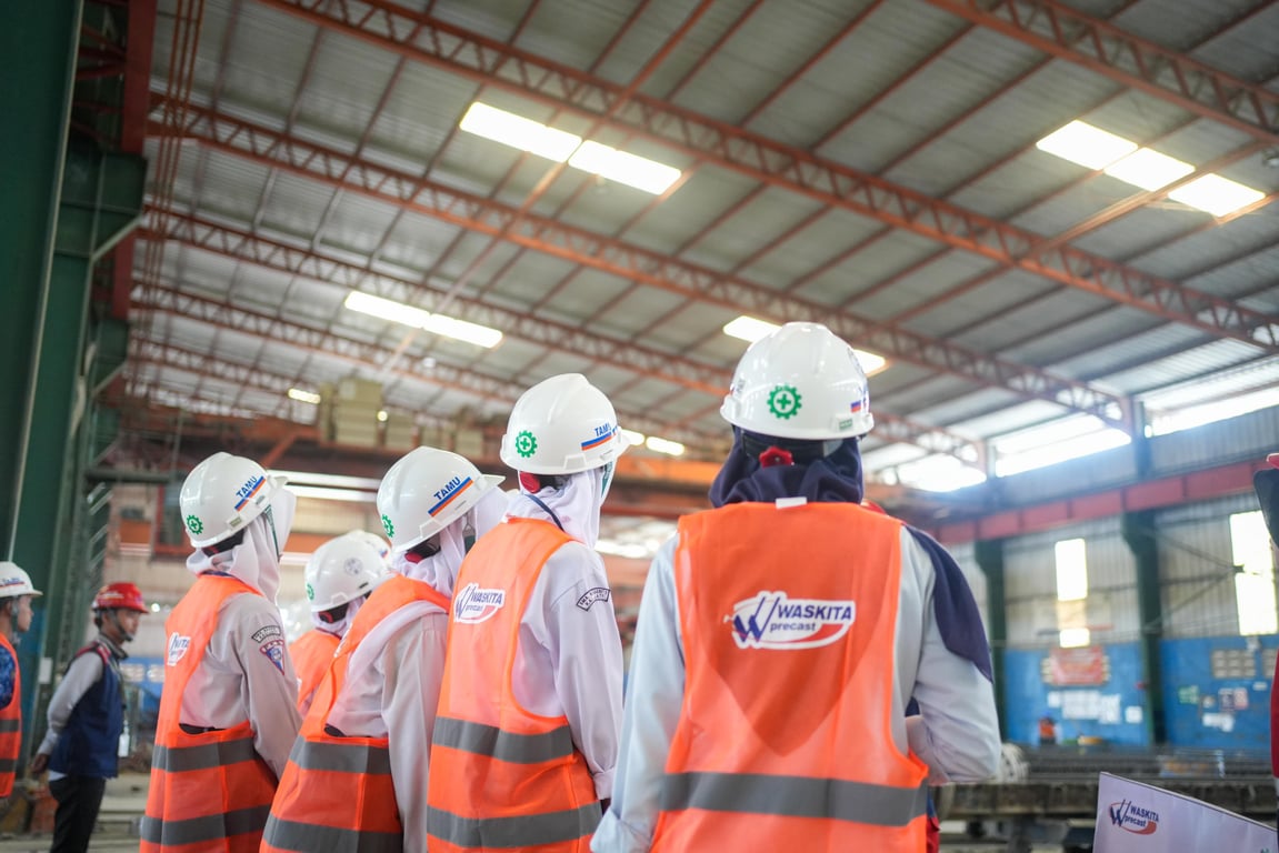 Siswi SMA Negeri 1 Kalijati saat mengunjungi Workshop Putar Precast Plant WSBP Subang dalam kegiatan Girls on Site.