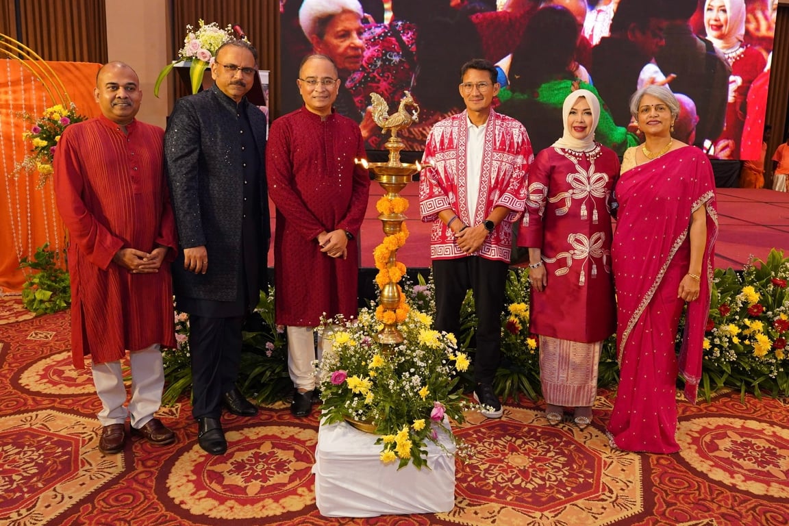 Ceremony Lighting of Lamp di acara Diwali yang dilakukan oleh Duta Besar India ke ASEAN, Jayant N. Khobragade (kedua kiri); Duta Besar India ke Indonesia, Sandeep Chakravorty (ketiga kiri); dan Menteri Pariwisata dan Ekonomi Kreatif Periode 2020-2024, Sandiaga S. Uno (ketiga kanan).