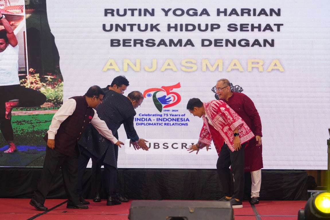 Dari Kiri ke Kanan: Sachin V Gopalan, Chairman IndoFringe; Jayant N. Khobragade, Duta Besar India untuk ASEAN; Anjasmara, Figur Publik dan Instruktur Yoga; Sandeep Chakravorty, Duta Besar India untuk Indonesia; dan Sandiaga S. Uno, Menteri Pariwisata dan Ekonomi Kreatif Periode 2020-2024, saat peresmian video yoga spesial.