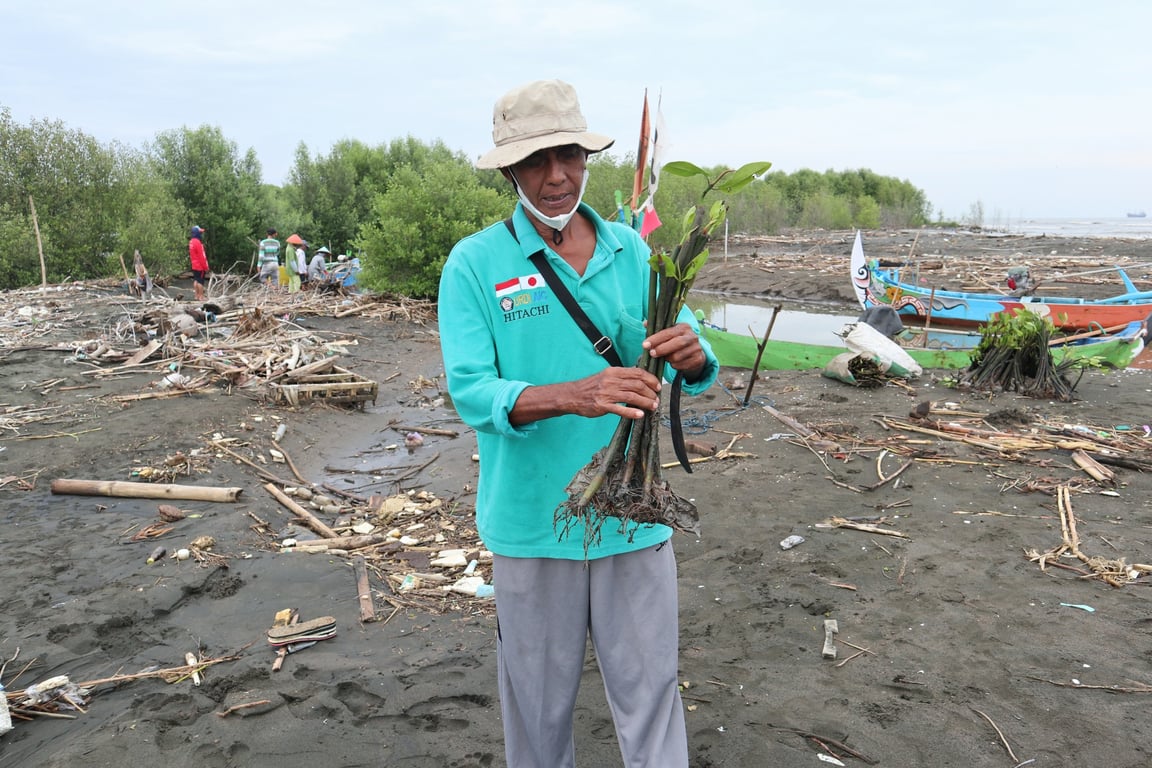 Sururi Ketua Kelompok Tani Mangrove Lestari (Dokumen: LindungiHutan).