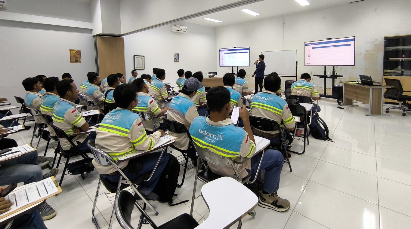  Peserta pelatihan drone PT Adaro Indonesia mendengarkan materi teori di ruang kelas, memperdalam pemahaman tentang standar keselamatan dan regulasi penerbangan drone.