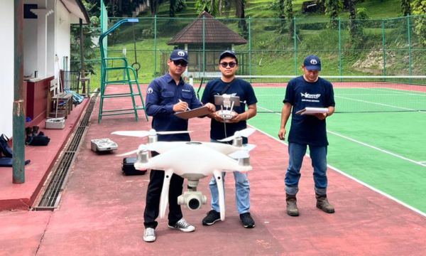 Sesi praktik pelatihan drone di lapangan, di mana peserta mempelajari langkah-langkah pre-flight dan teknik pengoperasian drone secara langsung.