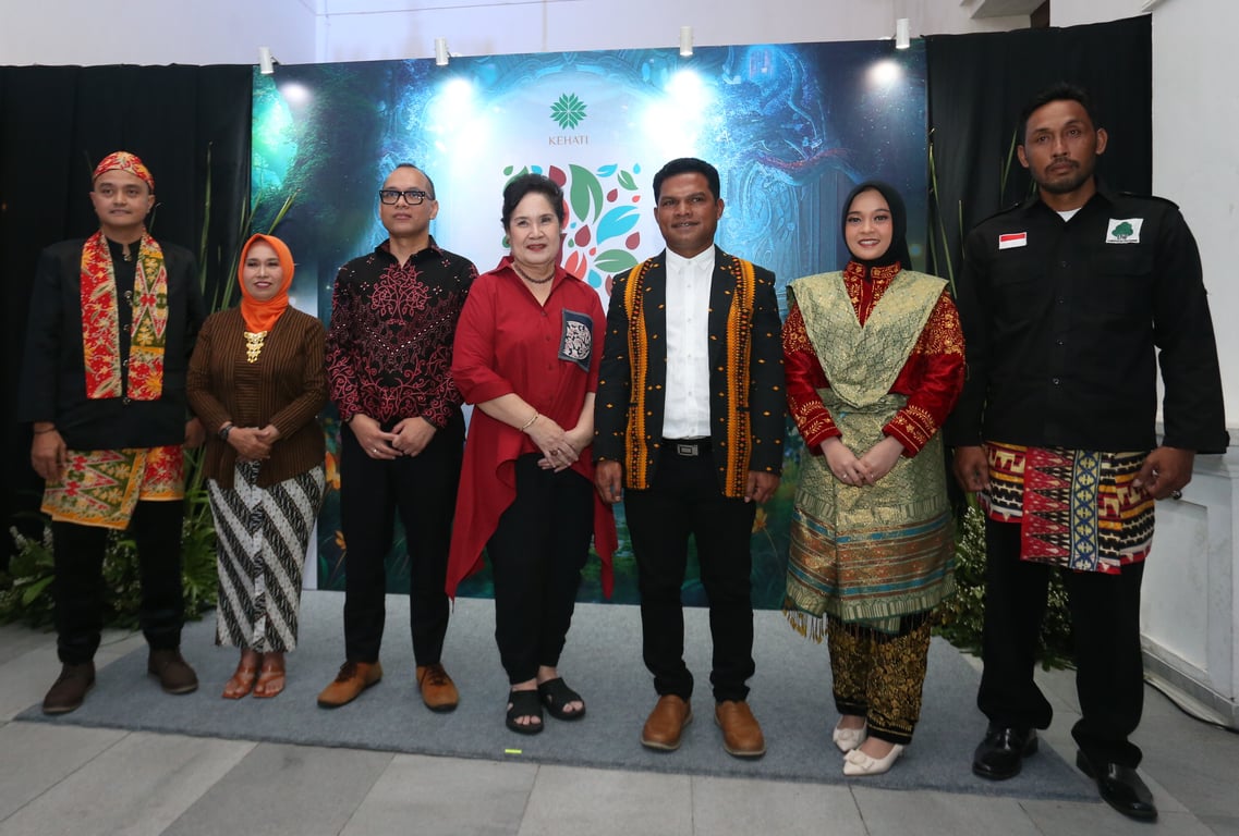 Direktur Eksekutif Yayasan KEHATI Riki Frindos (tiga dari kiri) dan Ketua Juri KEHATI Award 2024 Amanda Katili (empat dari kiri) berfoto bersama para peraih penghargaan KEHATI Award 2024 pada acara konferensi pers di Gedung Kesenian Jakarta (3/12). Foto oleh Yayasan KEHATI