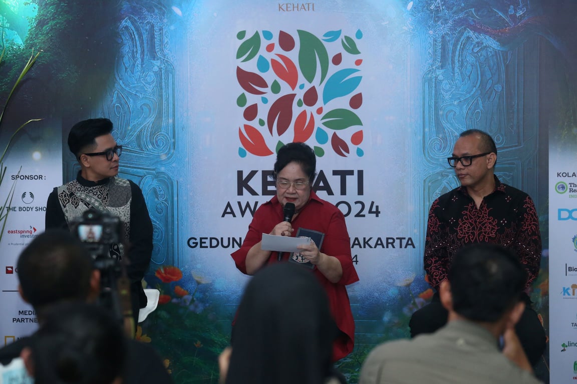 Ketua Dewan Juri KEHATI Award 2024 Amanda Katili Niode menjelaskan 5 kategori KEHATI Award 2024 kepada para jurnalis dan influencer, yang terdiri dari lima kategori berbeda yakni Forestry, Marine, Agriculture, Climate Change, dan Waste and Pollution. Foto oleh Yayasan KEHATI (3/12).