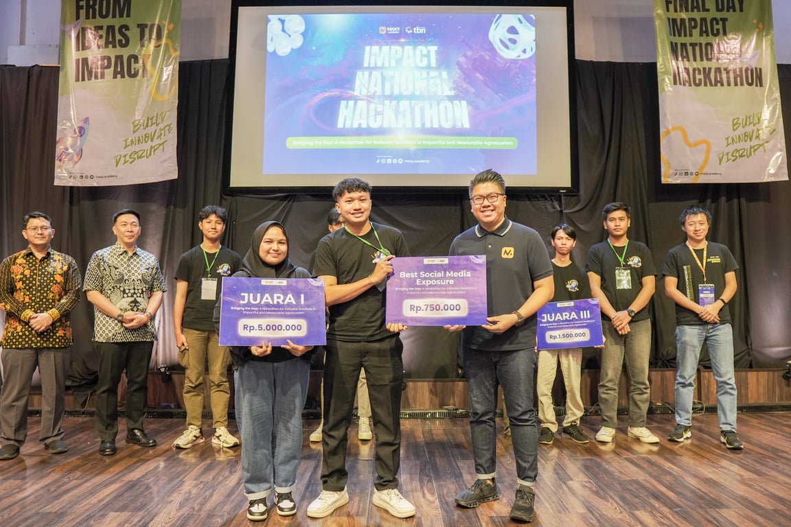 Penyerahan Hadiah Juara 1 Impact National Hackathon (Team Kode Keras) Oleh Isaac Munandar (CEO dan Co-Founder Maxy Academy)