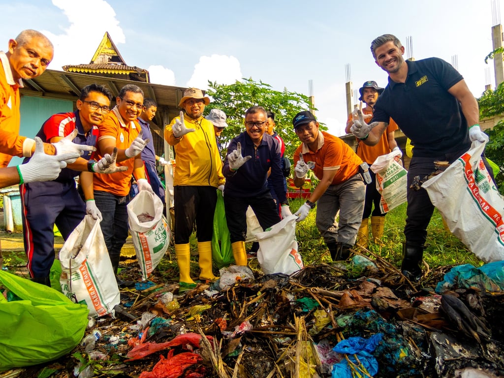 Dinas Lingkungan Hidup Kota Batam bersama dengan Seven Clean Seas. Source: Seven Clean Seas