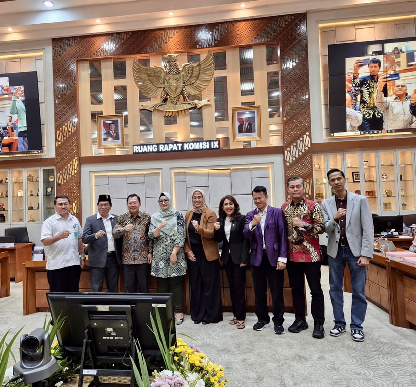 Foto bersama para narasumber dengan perwakilan dari Komisi IX DPR, IAC, dan IAKMI