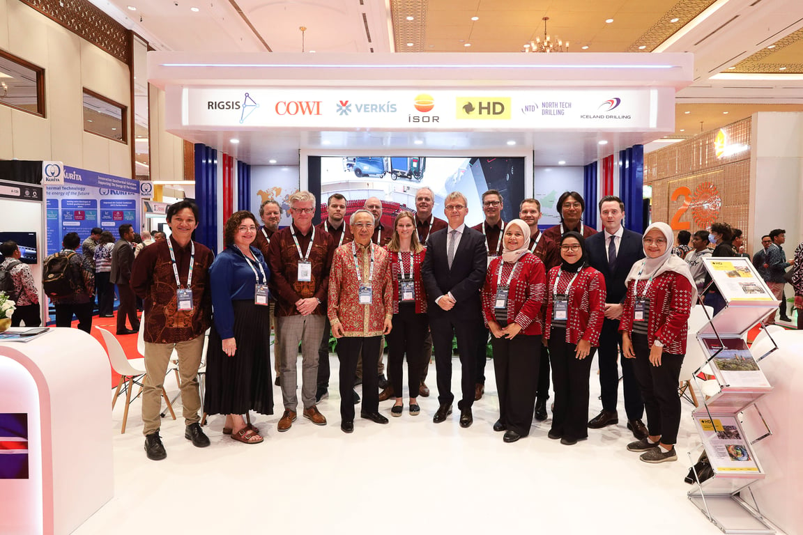 Kebersamaan di booth Green by Iceland oleh Rigsis, COWI, Verkis, ISOR, HD Technical Drilling, North Tech Drilling dan Iceland Drilling bersama Duta Besar Islandia untuk Indonesia (Ambassador Iceland)