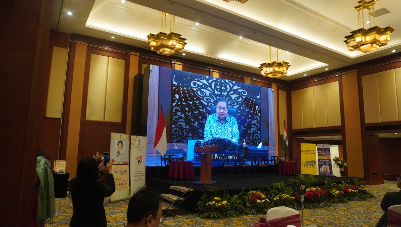 Airlangga Hartarto memberikan pidato kunci dalam acara India-Indonesia Investment Synergy Forum: Bridging the Future di Jakarta, Jumat (6 Desember 2024).