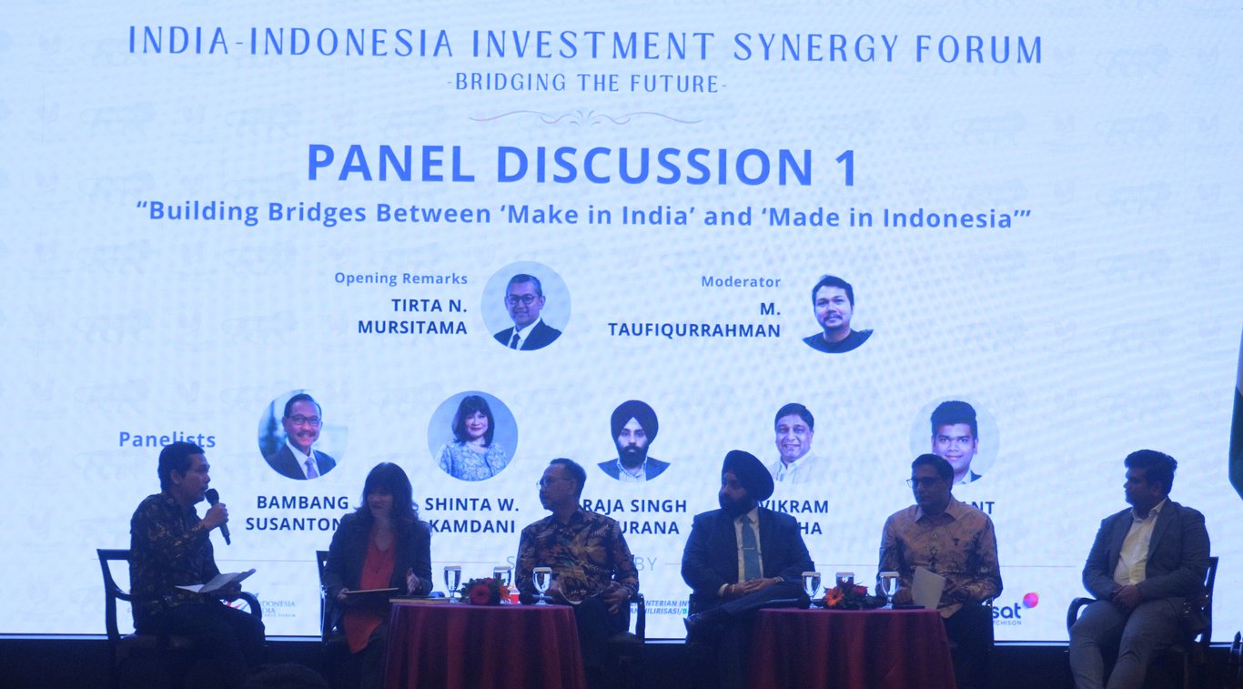 Dari kiri ke kanan: M. Taufiqurrahman – Pemimpin Redaksi The Jakarta Post; Shinta W. Kamdani – Ketua Umum APINDO; Bambang Susantono – Mantan Wakil Presiden ADB; Raja Singh Khurana – Wakil Presiden Invest India; Hemant Kabra – Direktur RR Global; dan Vikram Sinha – CEO Indosat Ooredoo.