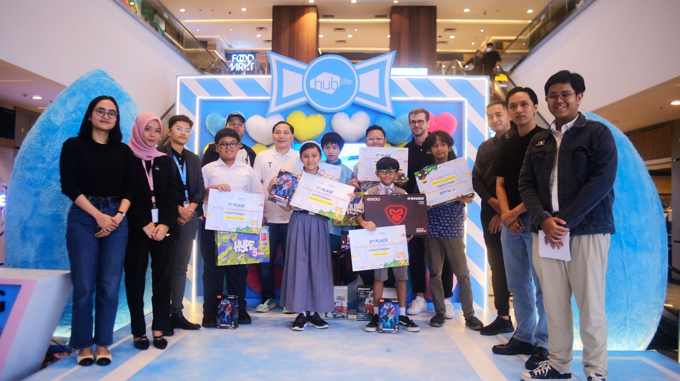 TOP 3 Kategori Scratch & Roblox berfoto bersama dengan COO & Co-Founder of Koding Next, Dewan Juri dan Sponsor