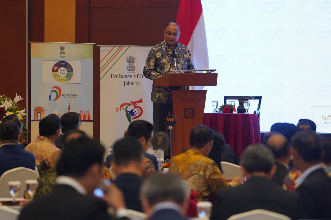 Duta Besar India untuk Indonesia, Sandeep Chakravorty, memberikan sambutan pembukaan selama acara India-Indonesia Investment Synergy Forum: Bridging the Future di Jakarta (6/12/2024).