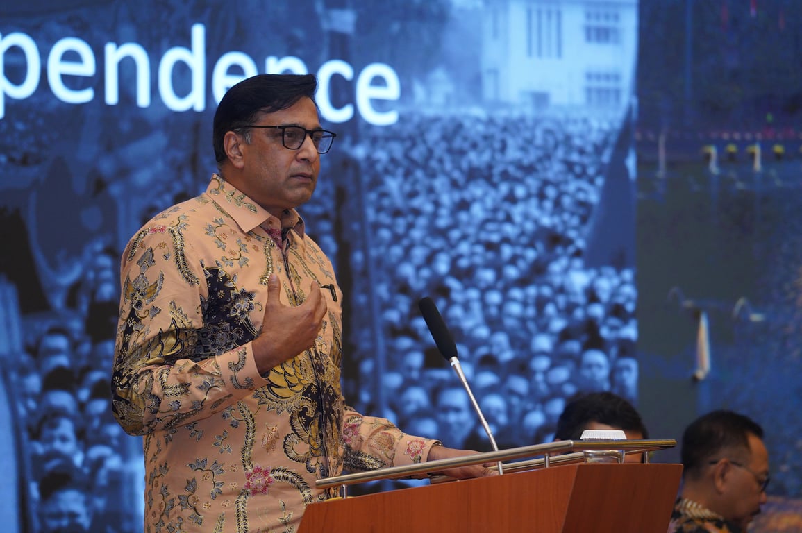 Vikram Sinha, CEO Indosat Ooredoo Hutchison, saat memberikan pemaparannya di acara India-Indonesia Synergy Forum: Bridging the Future di Jakarta, Jumat (6/12/2024).