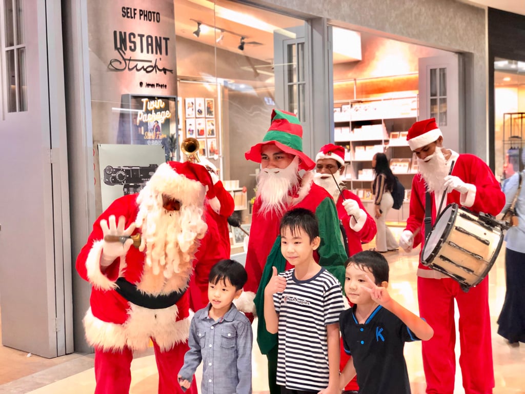 Keseruan Acara Santa Parade