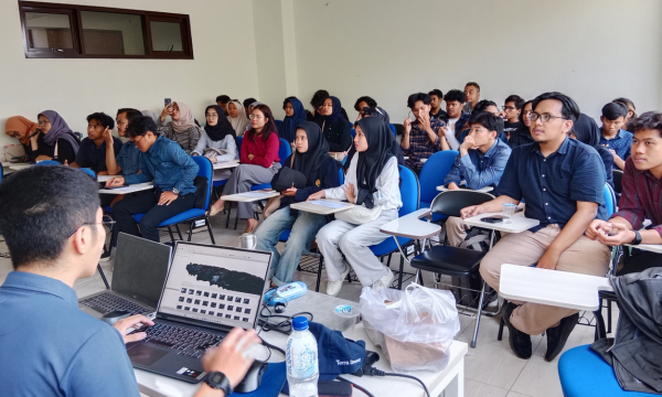 Sesi pemaparan teori di pelatihan drone untuk mahasiswa Universitas Jember