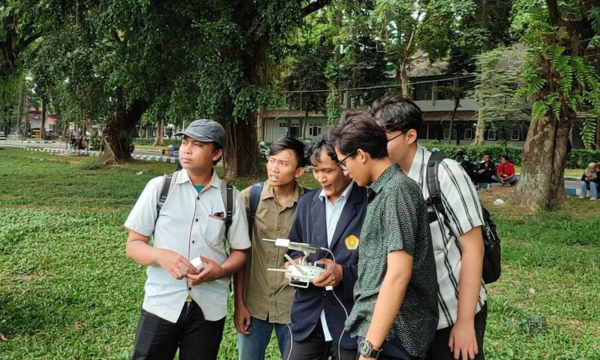 Sesi praktik di pelatihan drone untuk mahasiswa Universitas Jember