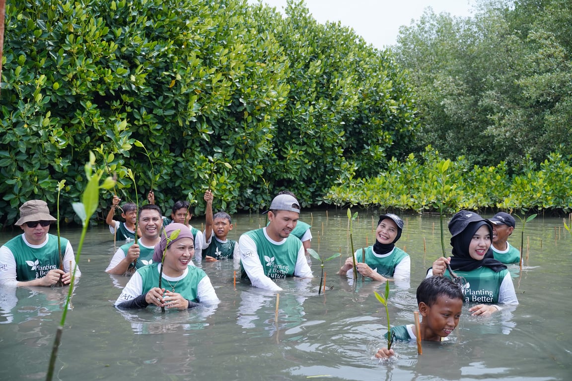 Penanaman mangrove di Pantai Bahagia.