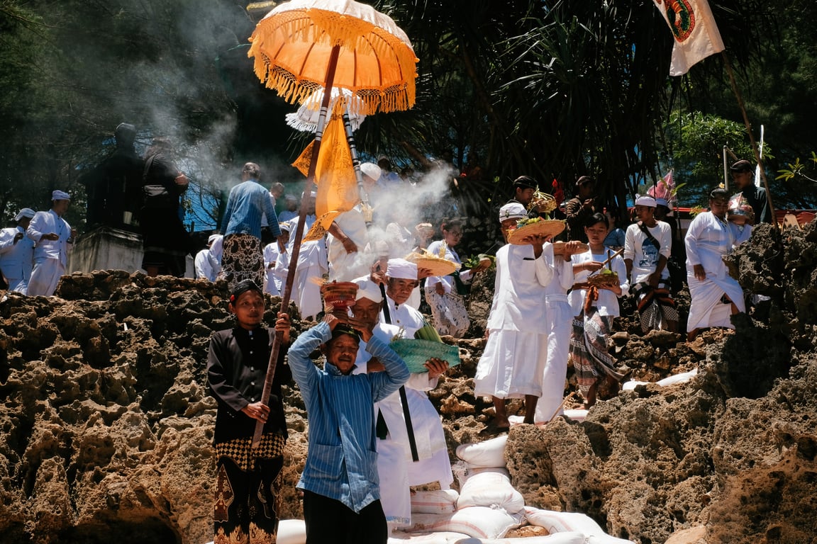 Ibadah masyarakat Hindu di area Pantai Ngobaran