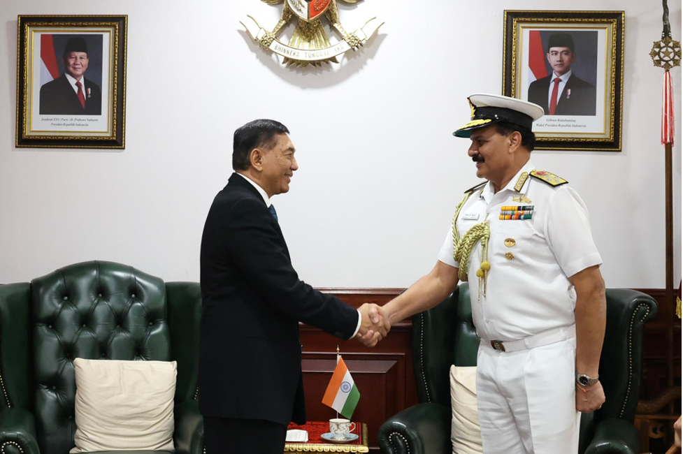 Menteri Pertahanan RI, Sjarfrie Sjamsoeddin, menerima kunjungan Kepala Staf Angkatan Laut India, Laksamana Dinesh K. Tripathi, di Jakarta, Senin (16/12/2024).