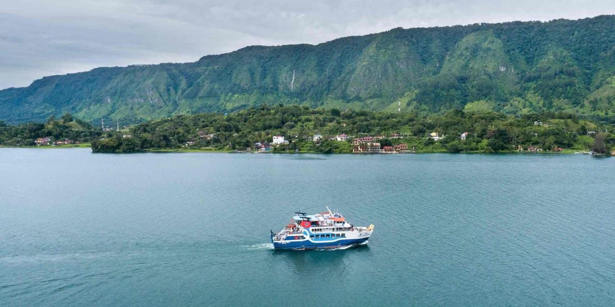 Perahu di Danau Toba