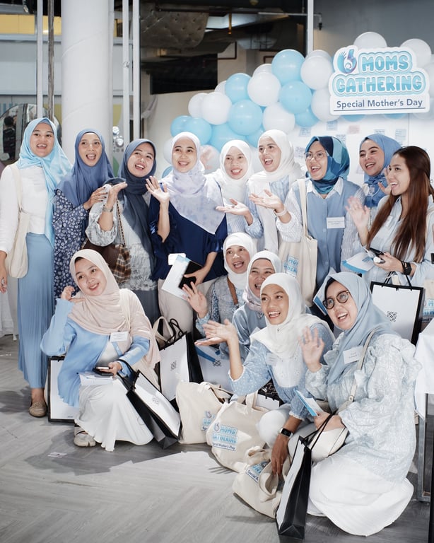 Ibu-ibu berpose dan mengabadikan momen Moms Gathering Special Mother's day